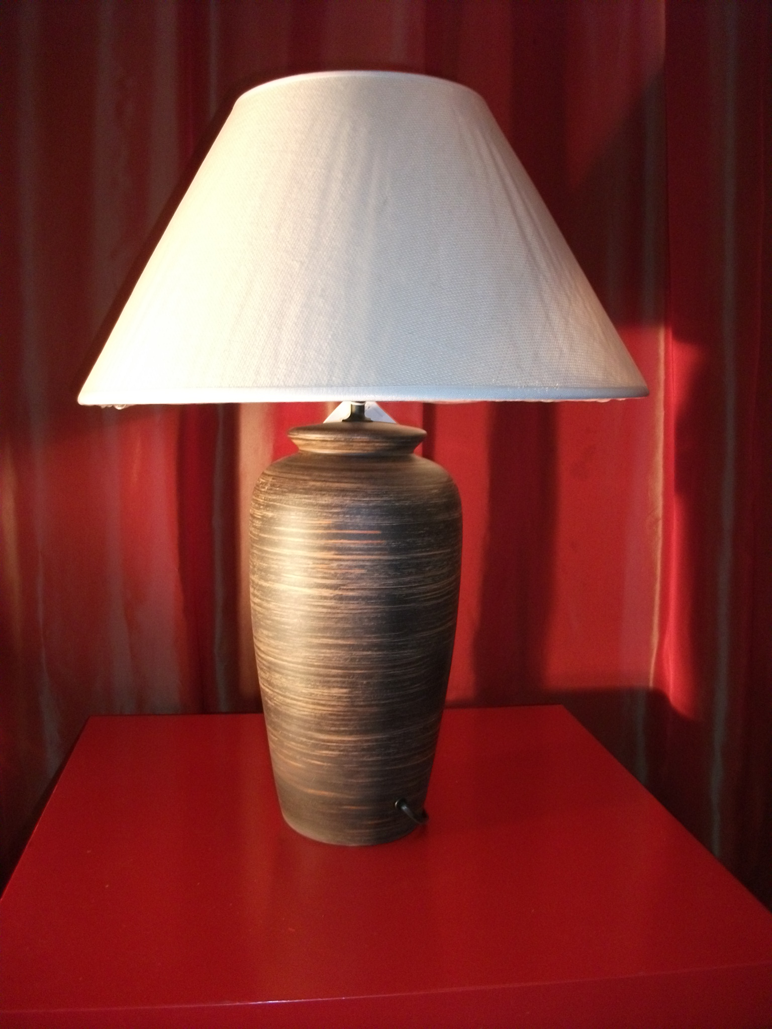 http://www.fareluce.com/wp-content/uploads/2019/06/EUROKERAMIC-lampada-da-tavolo-base-in-ceramica-paralume-in-tessuto-euro-5450.jpg
